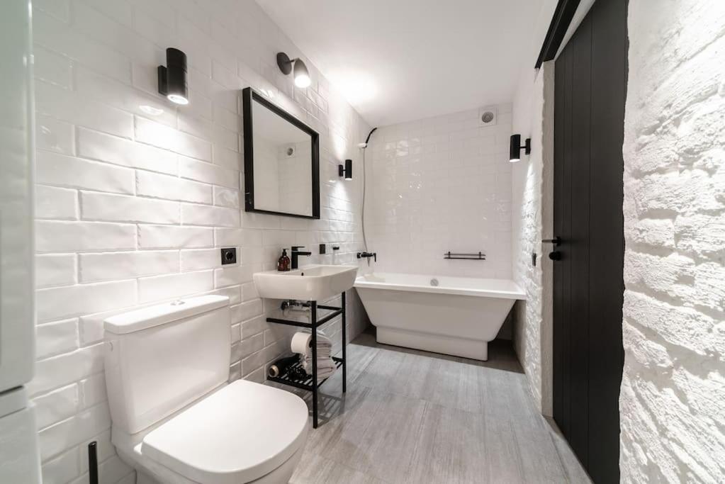 3 Storey Apartment With A Character And A Terrace Riga Exterior foto